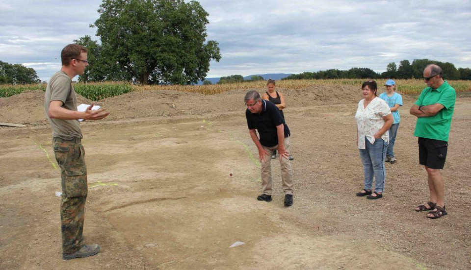 Willi Stächele (Mitte) mit Diersheims Ortsvorsteherin Doris Bleß im September letzten Jahres bei den Ausgrabungen in Diersheim.
