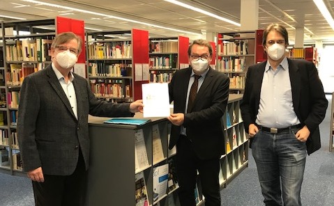 ber die Entwicklung der Digitalisierung in der Hochschulbibliothek informierte sich Willi Stchele, MdL, hier im Bild mit Rektor Prof. Dr. Joachim Beck.