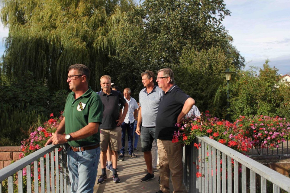 Willi Stchele mit dem Vorsitzenden des Rheinbischofsheimer Angelsportvereins, Karl-Heinz Saier (l.) und Ortsvorsteher Robert Reifschneider (2.v.r.) im Sommer bei einer Ortsbegehung am Gumpen.