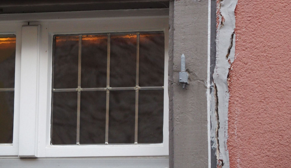 Symbolfoto: Schaden an einem Haus als Folge von Tiefengeothermiebohrungen (Foto: Hartmut910/pixelio.de)