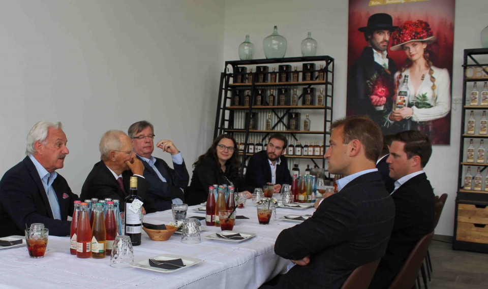 Heinz-Peter Fies (v.l.), Dr. Wolfgang Schuble und Willi Stchele mit neu gewhlten Landtagsabgeordneten der CDU-Fraktion sowie Fraktionschef Manuel Hagel (r.).