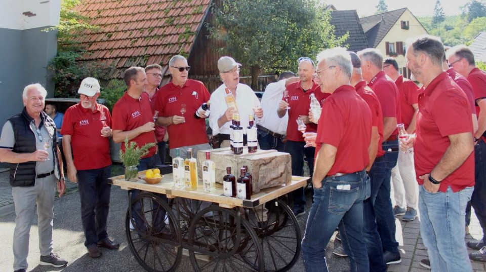 Ein Schnpsle auf das Wiedersehen: Willi Stchele (weies Hemd) mit den Mitgliedern des Stockacher Narrengerichts (rot).
