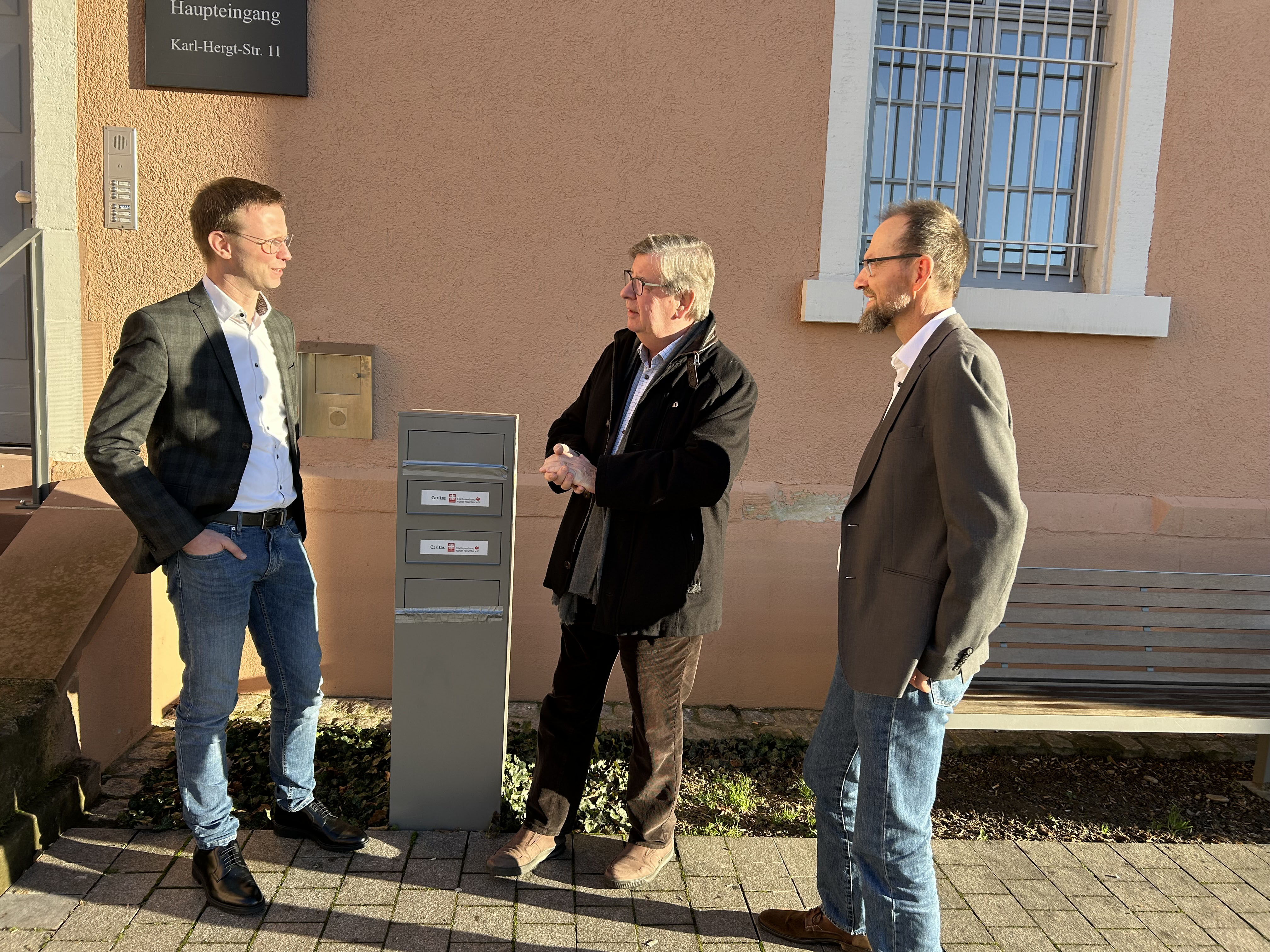 Vorstand Kai Mschle, Abgeordneter Willi Stchele und Vorstand Robert Sauer vor dem Gebude der Caritas in Achern.   (Bild: Georg Graf)