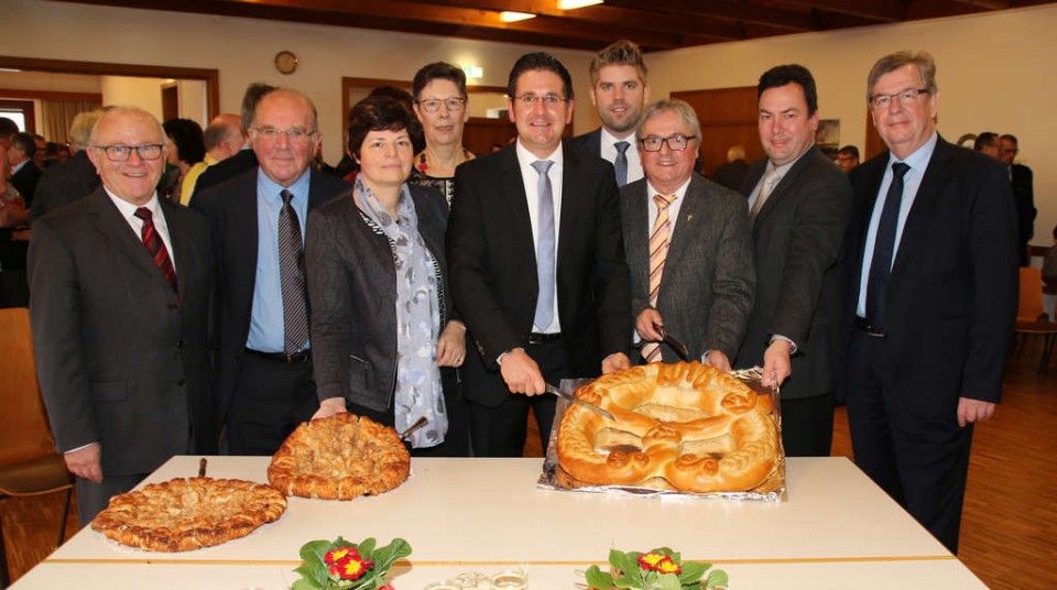 Deutsch-franzsischer Anschnitt der Neujahrsbrezels beim Neujahrsempfang in Kappelrodeck, von links Vorsitzender Albert Schneider, Prsident Alfred Robinius, stellvertretende Brgermeisterin Martine Ohresser, stellvertretende Brgermeisterin Ginette Vasco