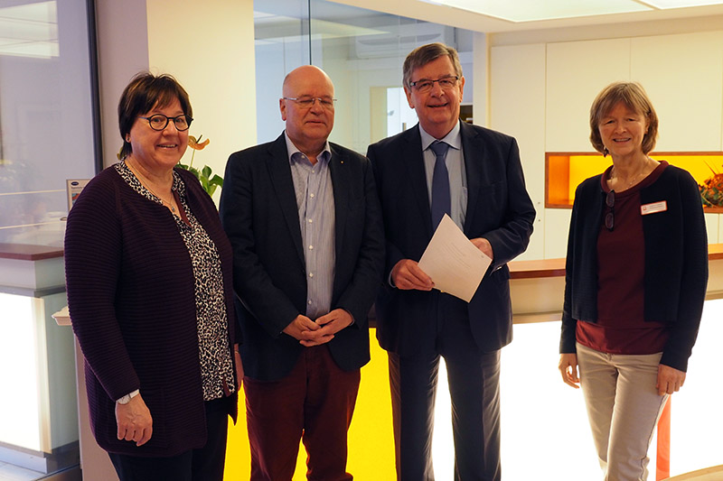 Ein Bild von Auflagen und dem Fachkrftemangel wollte sich der Landtagsabgeordnete Willi Stchele (CDU) bei einem Gesprch mit Geschftsfhrerin Sabine Fronz, Pflegedienstleiterin Irmgard Weismann, Vorstandsvorsitzendem Thomas Kohler und Annette Bartsch g