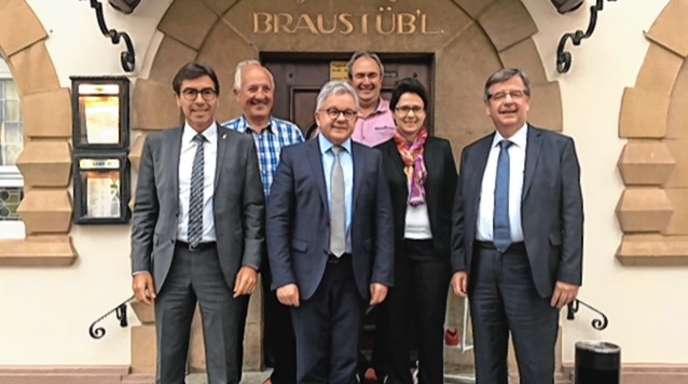 Minister-Besuch bei der Brauerei Bauhfer in Ulm, von links: Brgermeister Bernd Siefermann, Gustav Bauhfer, Minister Guido Wolf, Edmund Baier und die Landtagsabgeordneten Marion Gentkes und Willi Stchele. Stadtverwaltung