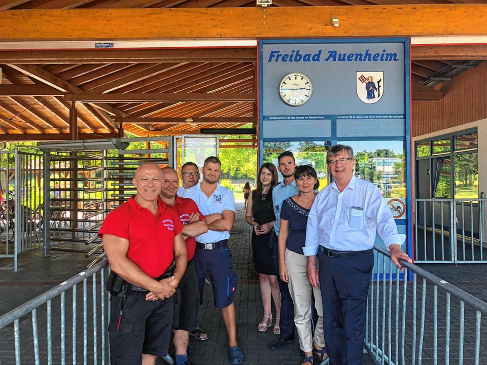 Von links: Security-Chef Klaus Keller mit einem Mitarbeiter, Ortschaftsrat Klaus Heidt, Badleiter Florian Knig, Julia Winkler, Mitarbeiterin Ordnungswesen, der Leiter des stdtischen Ordnungsamts, Nico Glckner, Auenheims Ortsvorsteherin Sanja Tmmes und