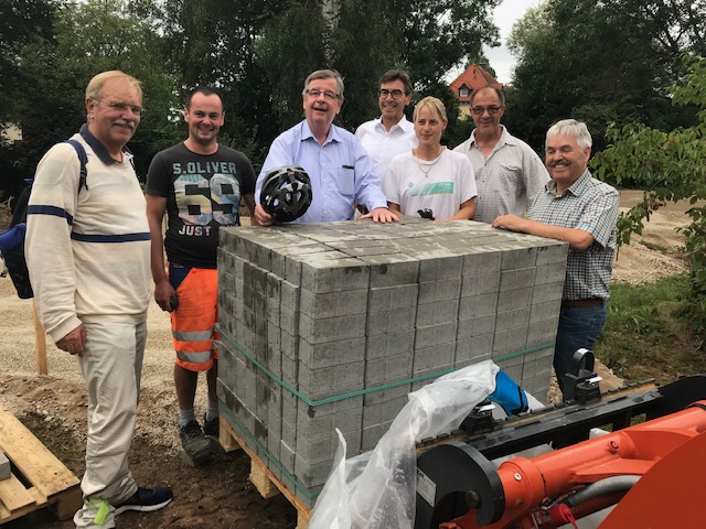 Willi Stchele und Brgermeister Bernd Siefermann im Gesprch mit den stdtischen Bauhofmitarbeitern, die mit Erdarbeiten zum neuen Minigolfplatz beschftigt sind. Rechts: CDU-Ortsvorsitzender Werner Br. 