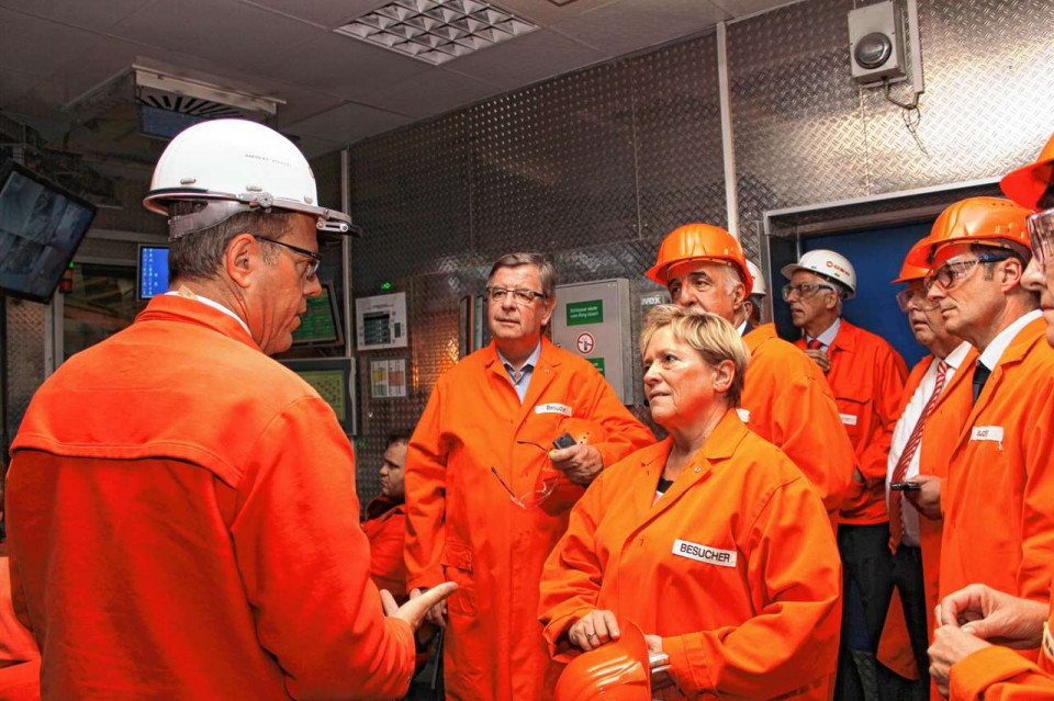 Andreas Volkert, Geschftsfhrer der BSW Anlagenbau und Ausbildung GmbH (l.) erklrt dem Landtagsabgeordneten Willi Stchele (2.v.l.) und Kultusministerin Susanne Eisenmann die Arbeitsprozesse im Stahlwerk. Antje Ritzert