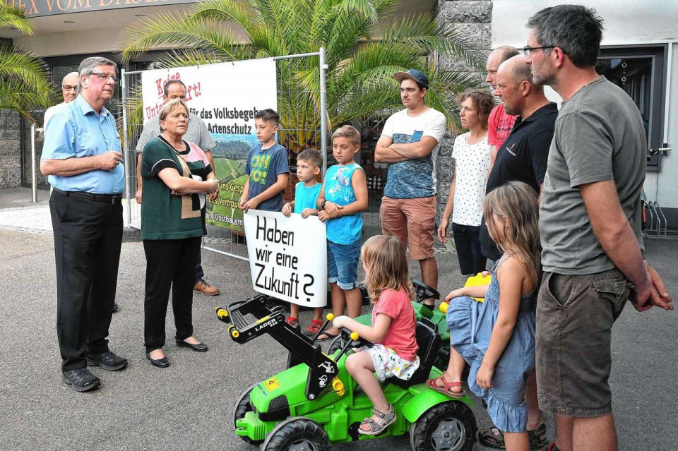 Winzer und Obstbauern aus Kappelrodeck nutzten den Besuch der Kultusministerin Susanne Eisenmann, um auf die tiefgreifende Problematik des Volksbegehrens Artenschutz hinzuweisen.  Berthold Gallinat