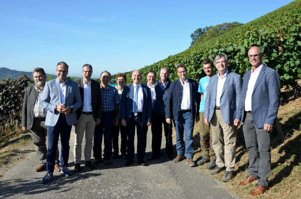 Der baden-wrttembergische Landwirtschaftsminister Peter Hauk (4. v. r.) war am Freitag zu Gast bei der Oberkircher Winzer eG. Foto: suwa